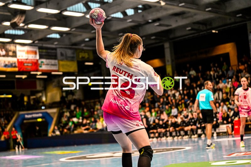 Spielerin der HSG Bensheim/Auerbach im Sprungwurf gegen Frisch auf Göppingen