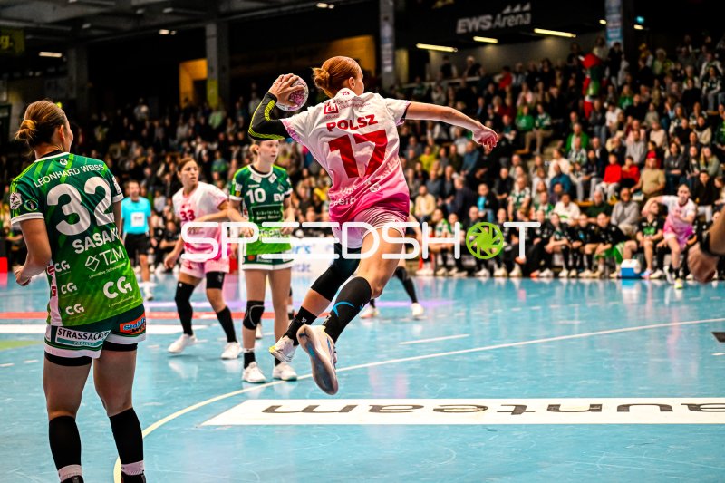 Spielerin #17 im Sprungwurf gegen die Abwehr in der EWS Arena