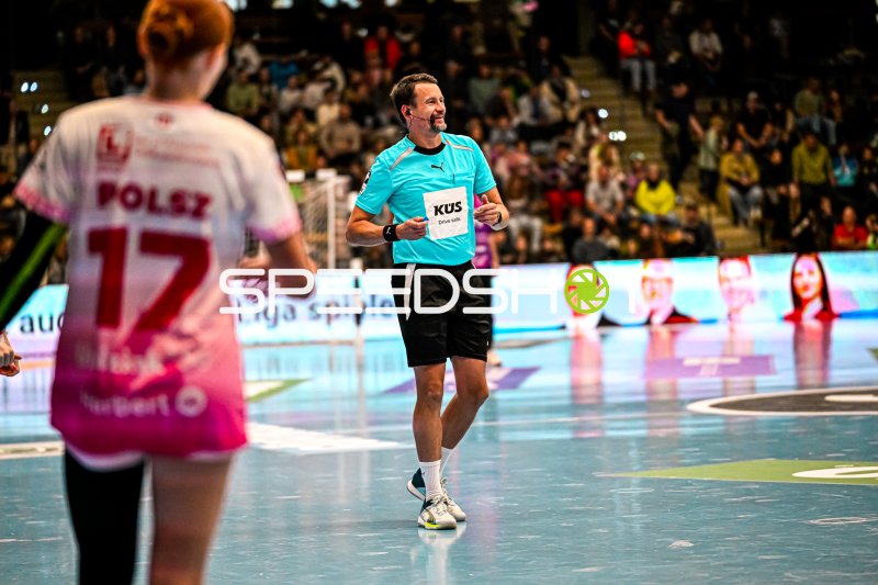 Schiedsrichter in der EWS Arena Göppingen während Handball-Match