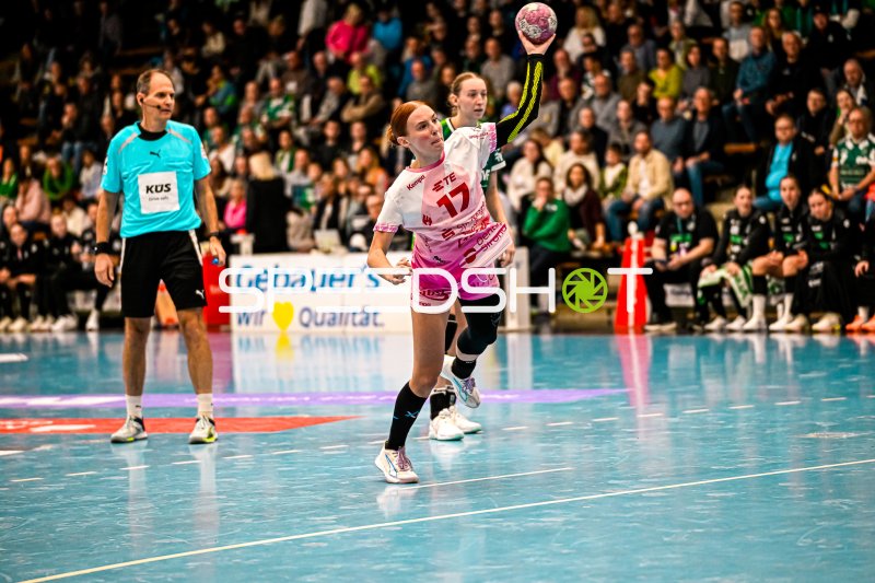 Matilda Ehlert (#10; Frisch auf Göppingen) im Sprungwurf gegen Bensheim/Auerbach
