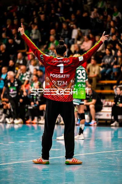 Spielerin der HSG Bensheim/Auerbach jubelt vor Zuschauern in der EWS Arena