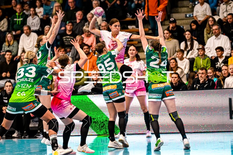 Luisa Schulze (#33; Frisch auf Göppingen) in der Abwehr gegen Bensheim/Auerbach