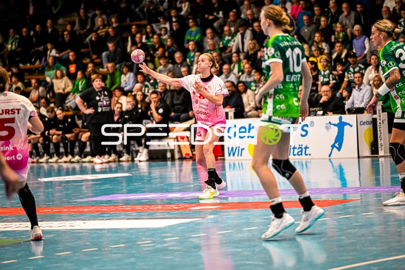 Spielerin von HSG Bensheim/Auerbach im Sprungwurf gegen Frisch auf Göppingen