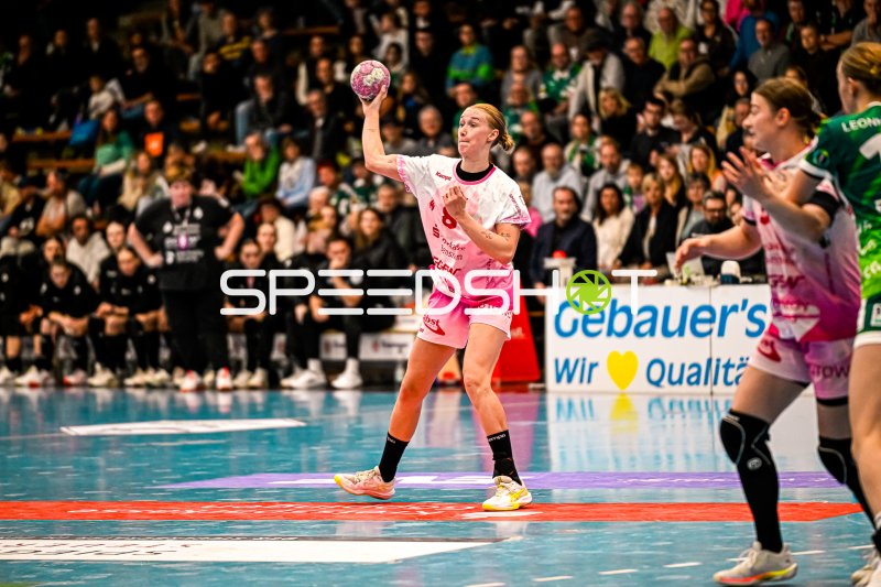 Lena Sophia Degenhardt im Sprungwurf gegen Frisch auf Göppingen