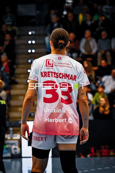 Luisa Schulze (#33; Frisch auf Göppingen) beim Aufwärmen in der EWS Arena