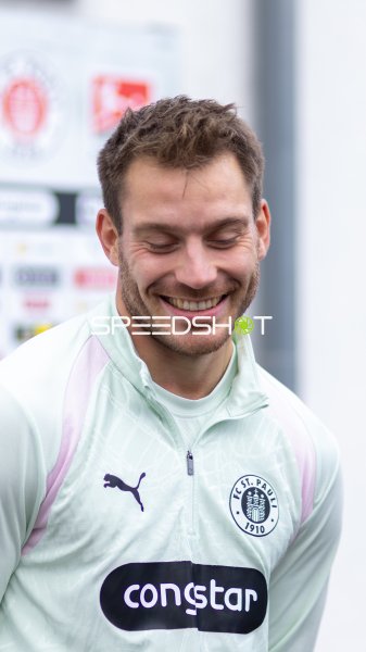 Lars Ritzka lächelt in der Medienrunde beim FC St. Pauli