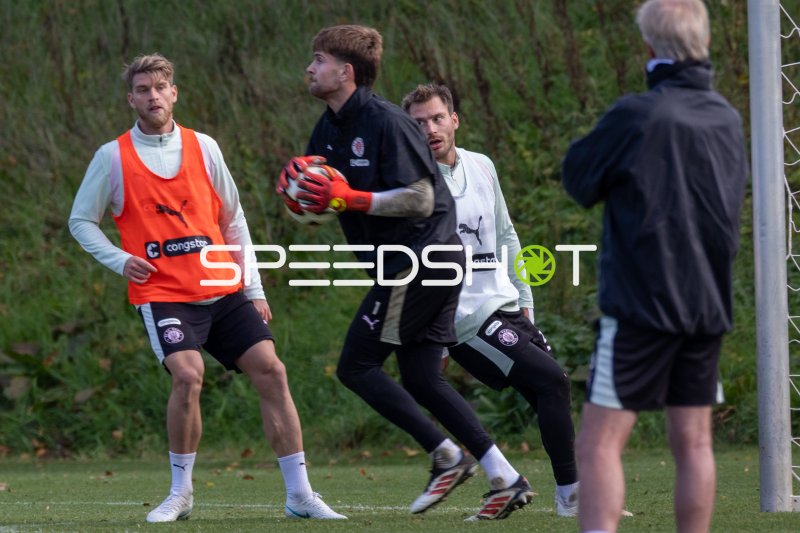 Marcus Mathisen und Lars Ritzka und #1 Ben Voll (FC St. Pauli) im Training