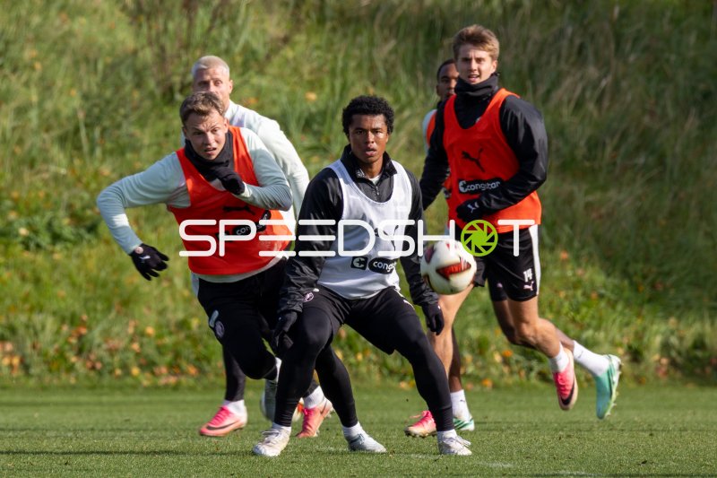 FC St. Pauli Trainingseinheit: Joel Chima Fujita mit Ball im Fokus