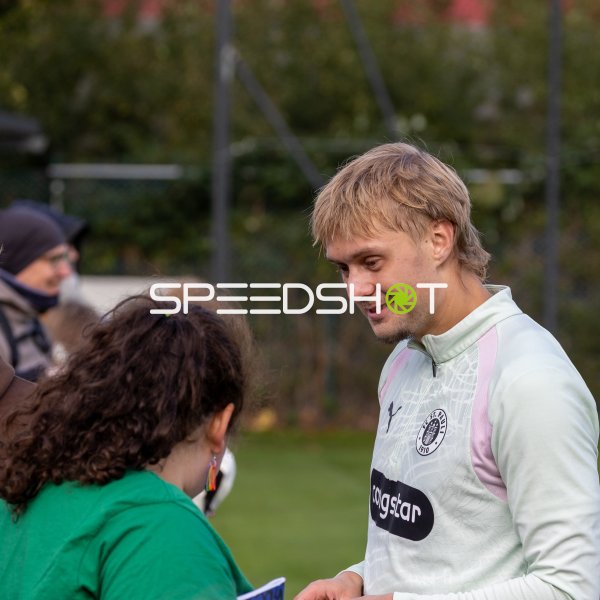 Rony Jansson nach dem Training beim Autogramme schreiben und Selfies machen