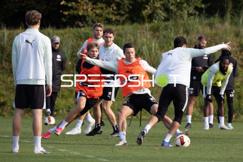 Trainingseinheit FC St. Pauli: Erik Ahlstrand und Mannschaftskollegen im Positionsspiel