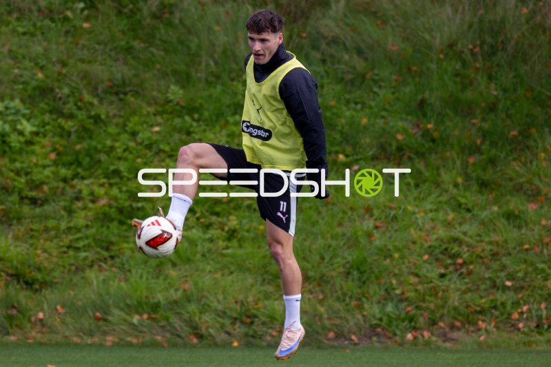 Arkadiusz Pyrka im Trainingssprung mit Ball