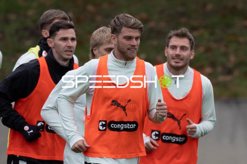 Branimir Hrgota (#10; FC St. Pauli) im Trainingsbetrieb mit Mannschaftskollegen