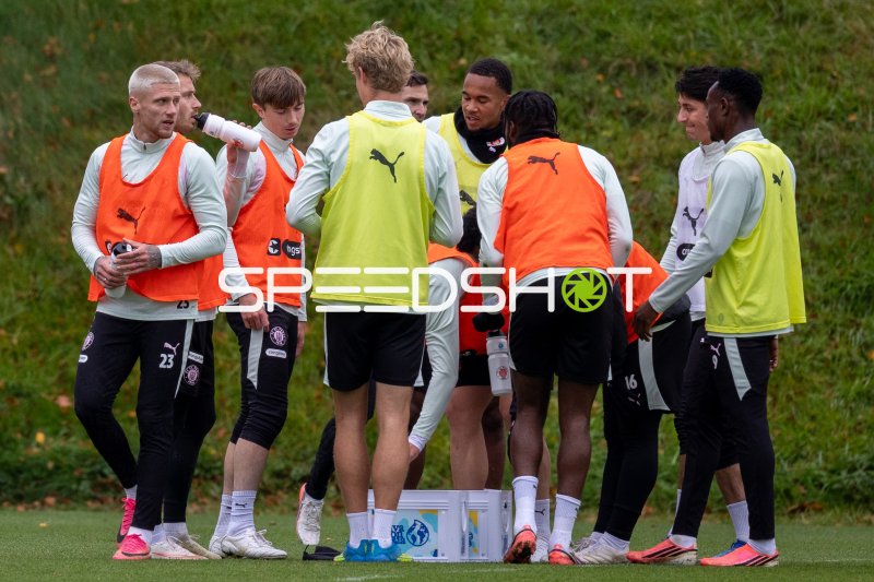 Trainingseinheit mit Louis Oppie, Youssoupha Niang und Scott Banks beim FC St. Pauli