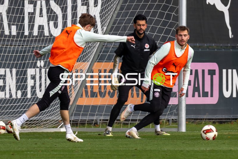 Trainingseinheit FC St. Pauli: Dimitar Mitov und Lars Ritzka im Torwarttraining