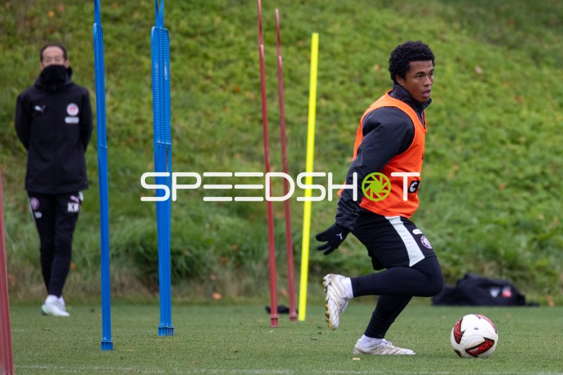 Joel Chima Fujita im Dribbeltraining beim FC St. Pauli