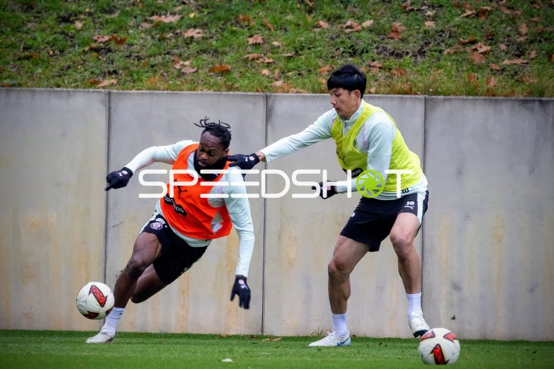 Ricky-Jade Jones und Taichi Hara im Trainingszweikampf beim FC St. Pauli