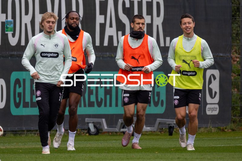 Mathias Rasmussen, Rony Jansson, Adam Dzwigala und Ricky-Jade Jones beim Training des FC St. Pauli