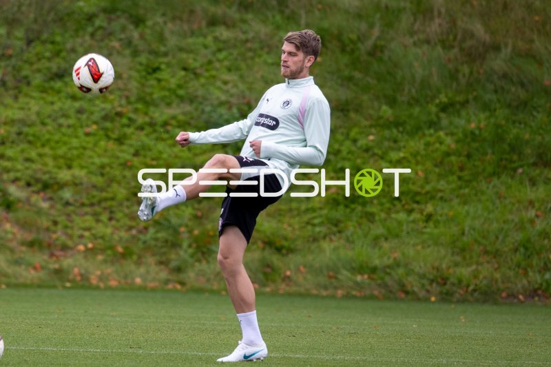 Marcus Mathisen beim Ballkontakt im Training des FC St. Pauli