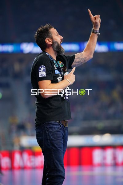 Bennet Wiegert (SC Magdeburg) gibt Anweisungen an der Seitenlinie