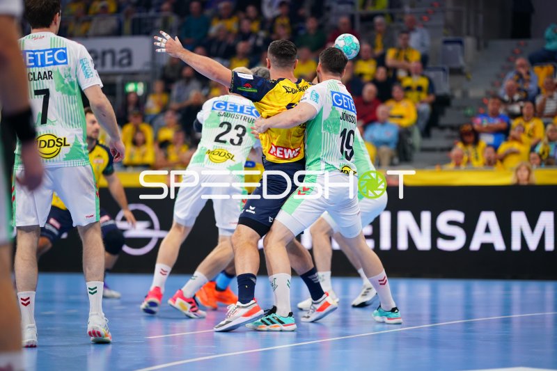 Elvar Örn Jonsson (#19; SC Magdeburg) und Magnus Saugstrup (#23; SC Magdeburg) bremsen Löwen-Angreifer