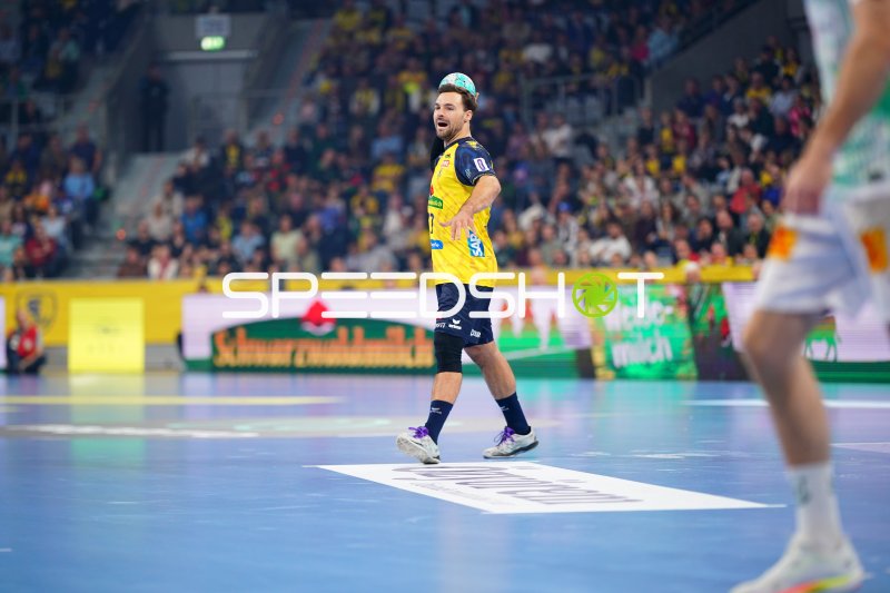 Dani Baijens (#77; Rhein Neckar Löwen) mit Ball in der Wurfhand in der SAP Arena