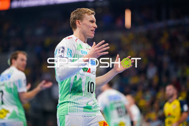 Gisli Thorgeir Kristjansson (#10; SC Magdeburg) mit erhobenen Händen in der SAP Arena