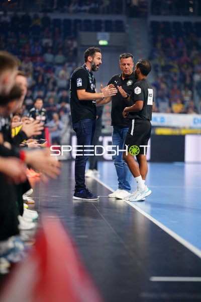 Bennet Wiegert (SC Magdeburg) im Gespräch mit Schiedsrichtern an der Seitenlinie