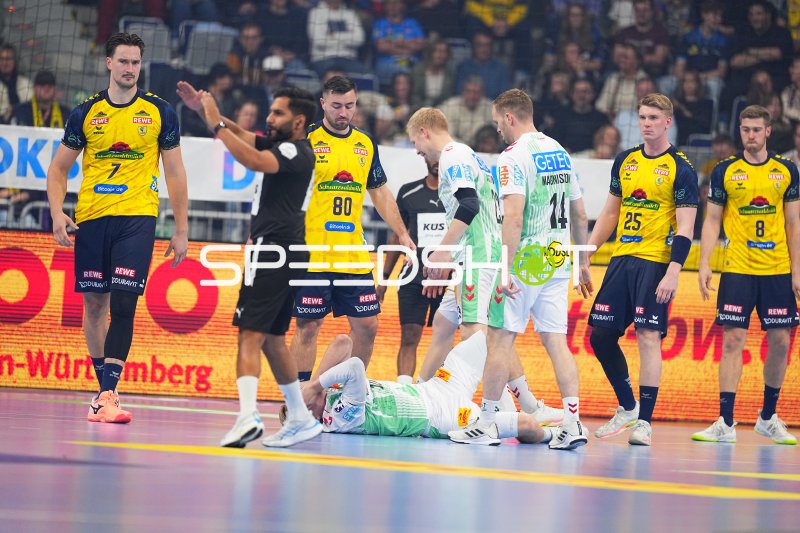 Robert Timmermeister (#7; Rhein Neckar Löwen) und Jannik Kohlbacher (#80; Rhein Neckar Löwen) bei Spielunterbrechung