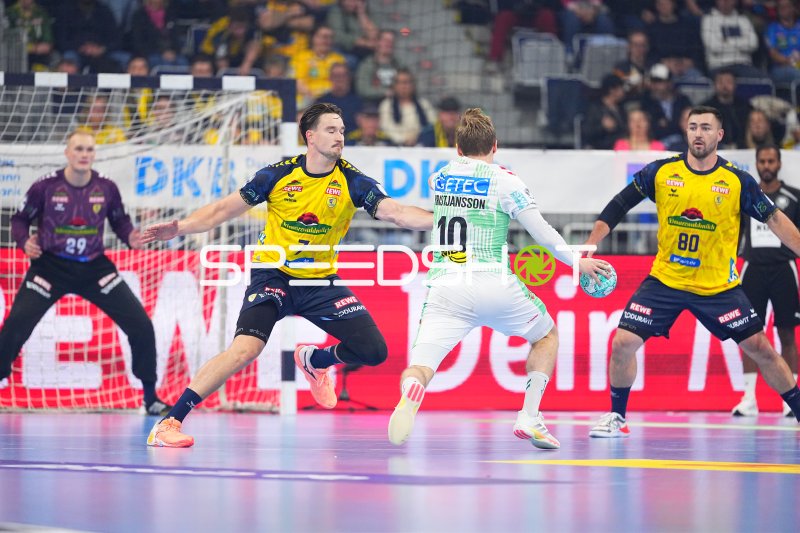 Gisli Thorgeir Kristjansson (#10; SC Magdeburg) vor der Abwehr von Robert Timmermeister und Jannik Kohlbacher