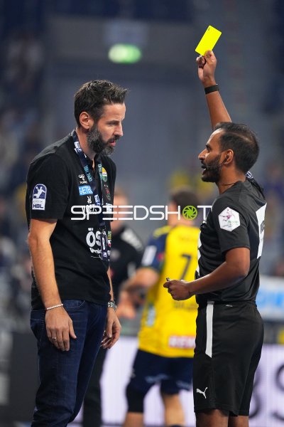 Bennet Wiegert (SC Magdeburg) sieht Gelbe Karte des Schiedsrichters