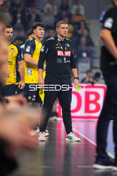 Michel Abt (Rhein Neckar Löwen) beobachtet mit Dani Baijens (#77; Rhein Neckar Löwen) und Aron Seesing (#21; Rhein Neckar Löwen) das Spiel