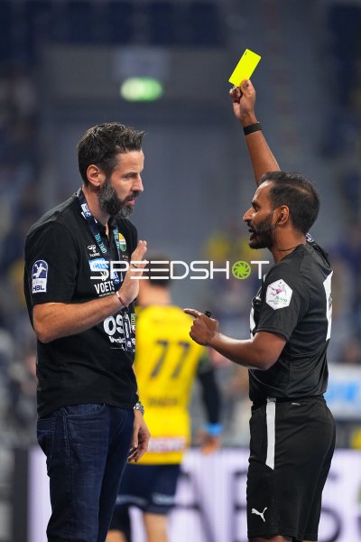 Bennet Wiegert (SC Magdeburg) diskutiert mit Schiedsrichter nach Gelber Karte