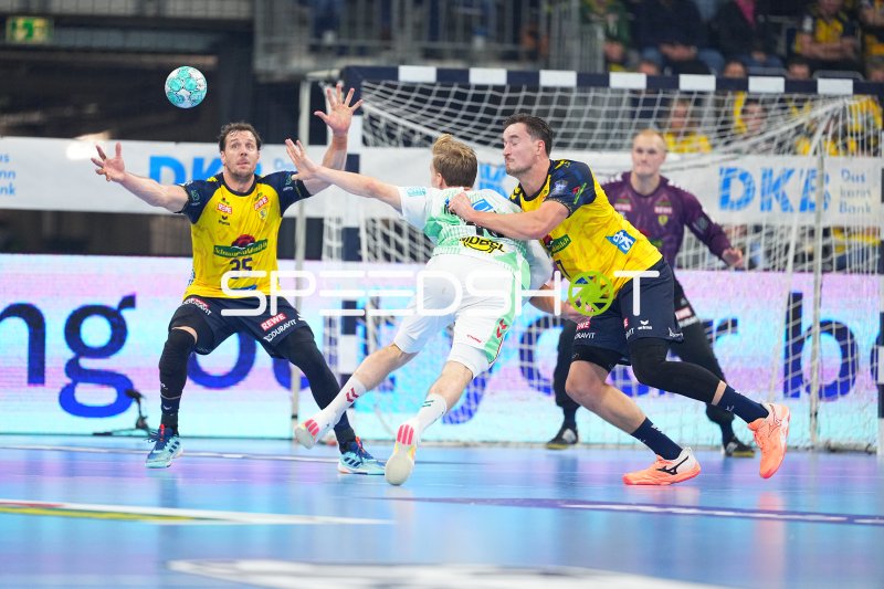Kentin Mahé (#35; Rhein Neckar Löwen) und Robert Timmermeister (#7; Rhein Neckar Löwen) stoppen Angreifer von SC Magdeburg