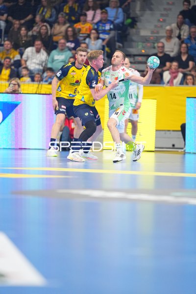 Omar Ingi Magnusson (#14; SC Magdeburg) im Zweikampf mit der Abwehr der Rhein Neckar Löwen