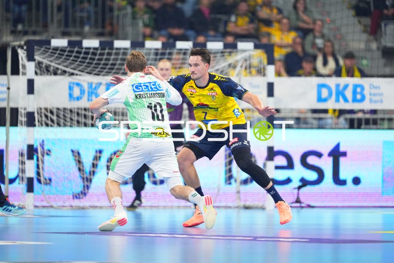 Robert Timmermeister (#7; Rhein Neckar Löwen) im Abwehrduell gegen Gisli Thorgeir Kristjansson (#10; SC Magdeburg)