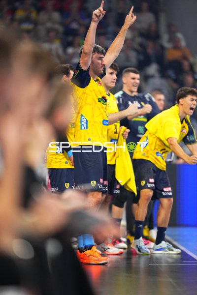 Jacob Arenth Lassen (#9; Rhein Neckar Löwen) jubelt mit erhobenen Armen an der Bank