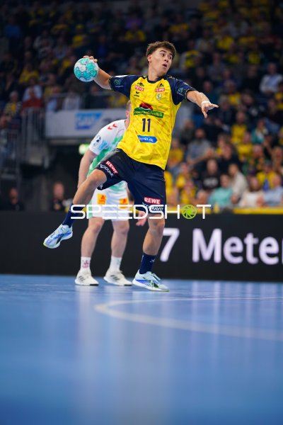 Niclas Mierzwa (#11; Rhein Neckar Löwen) im Sprungwurf gegen SC Magdeburg