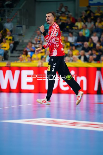 Matej Mandić (#12; SC Magdeburg) ballt jubelnd die Faust in der SAP Arena
