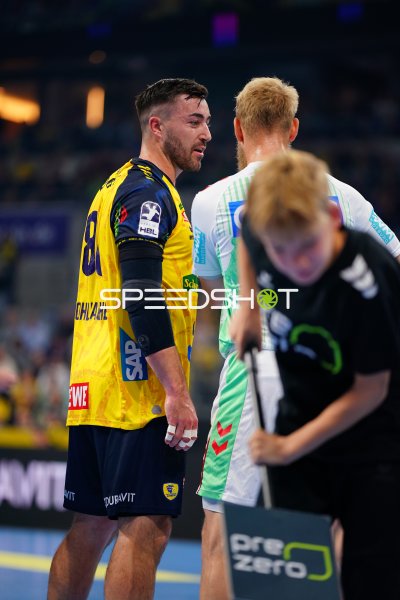 Jannik Kohlbacher (#80; Rhein Neckar Löwen) im Gespräch mit Gegenspieler des SC Magdeburg