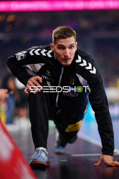 Dominik Kuzmanović (#1; SC Magdeburg) beim Dehnen vor dem Spiel