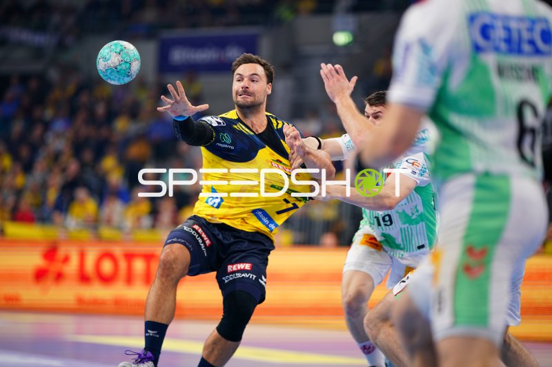 Dani Baijens (#77; Rhein Neckar Löwen) spielt Pass gegen Magdeburger Abwehr