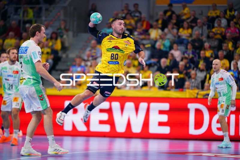 Jannik Kohlbacher (#80; Rhein Neckar Löwen) im Sprungwurf gegen die Magdeburg-Abwehr