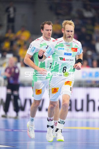 Matthias Musche (#6; SC Magdeburg) und Felix Claar (#7; SC Magdeburg) beim Rückzug in die Abwehr
