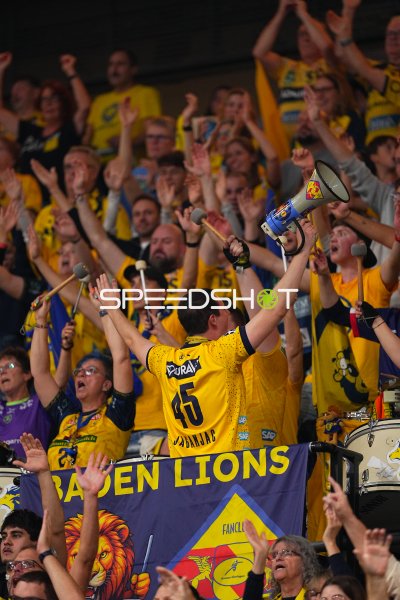 Fan mit Megafon heizt Fanblock der Baden Lions in der SAP Arena an
