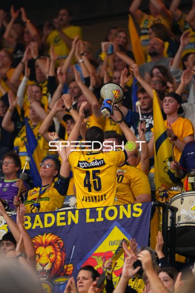 Fan mit Megafon im Trikot #45 dirigiert den Fanblock der Rhein Neckar Löwen