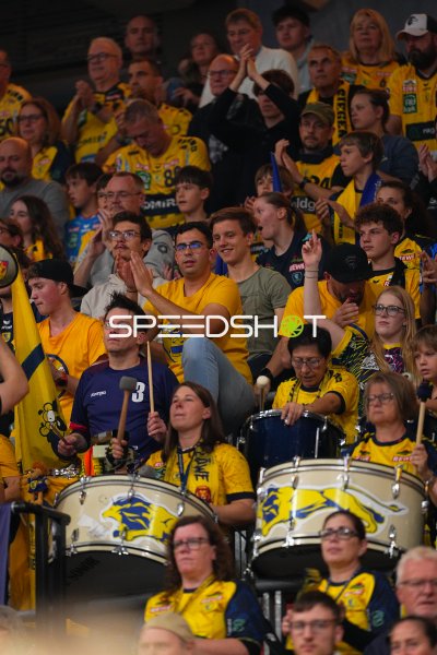 Fans der Rhein Neckar Löwen trommeln und klatschen in der SAP Arena
