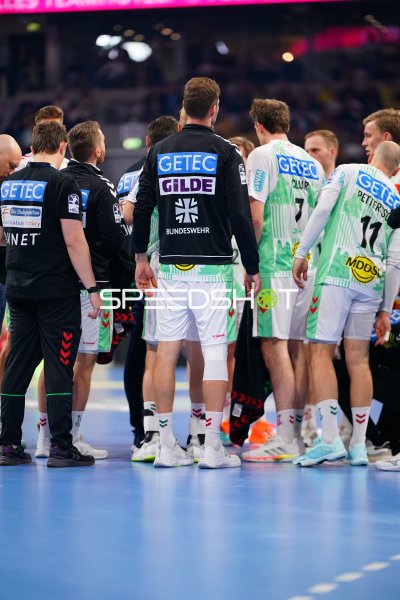 Felix Claar (#7; SC Magdeburg) und Daniel Pettersson (#11; SC Magdeburg) in der Auszeit-Besprechung