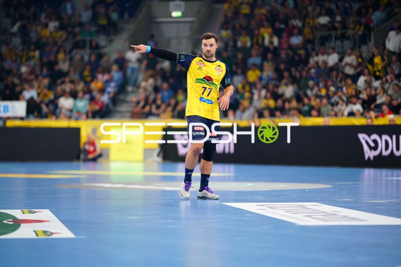 Dani Baijens (#77; Rhein Neckar Löwen) dirigiert mit ausgestrecktem Arm in der SAP Arena