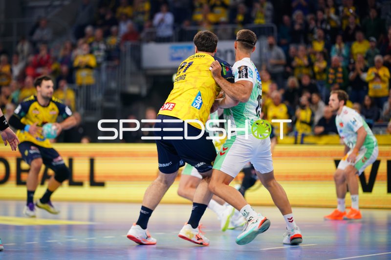 Aron Seesing (#21; Rhein Neckar Löwen) im Zweikampf mit Antonio Serradilla (#15; SC Magdeburg)