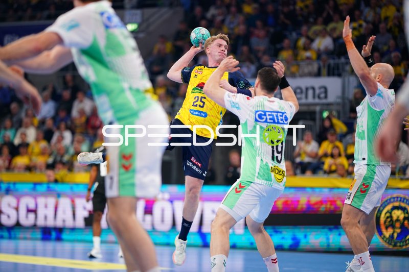 Haukur Thrastarson (#25; Rhein Neckar Löwen) im Sprungwurf gegen Elvar Örn Jonsson (#19; SC Magdeburg)